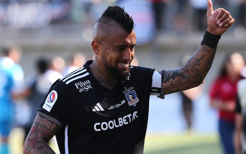 Primer plano a Arturo Vidal con la camiseta negra de Colo-Colo y un pulgar arriba.