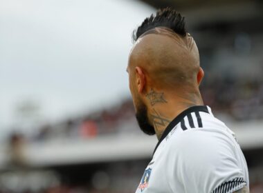 Primer plano a Arturo Vidal de costado durante el partido frente a Deportes Iquqiue.