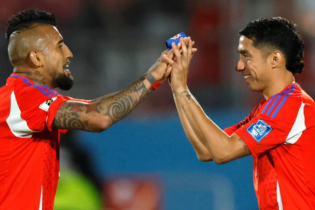 Arturo Vidal y Luciano Cabral dándose las manos en el partido de la Selección Chilena frente a Venezuela.