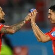 Arturo Vidal y Luciano Cabral dándose las manos en el partido de la Selección Chilena frente a Venezuela.