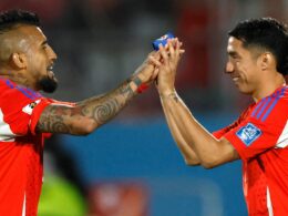 Arturo Vidal y Luciano Cabral dándose las manos en el partido de la Selección Chilena frente a Venezuela.