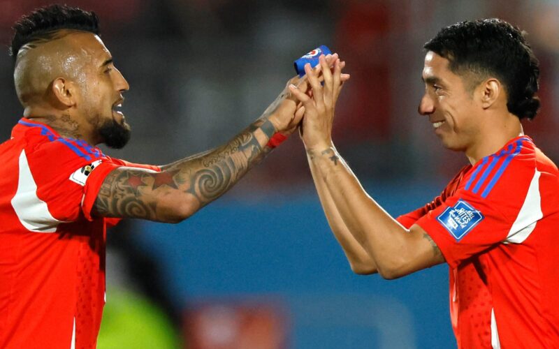 Arturo Vidal y Luciano Cabral dándose las manos en el partido de la Selección Chilena frente a Venezuela.