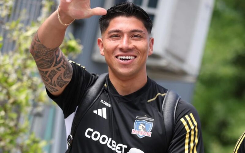 Primer plano a Brayan Cortés con camiseta de Colo-Colo.