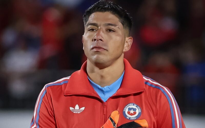 Primer plano a Brayan Cortés durante un partido con la Selección Chilena.