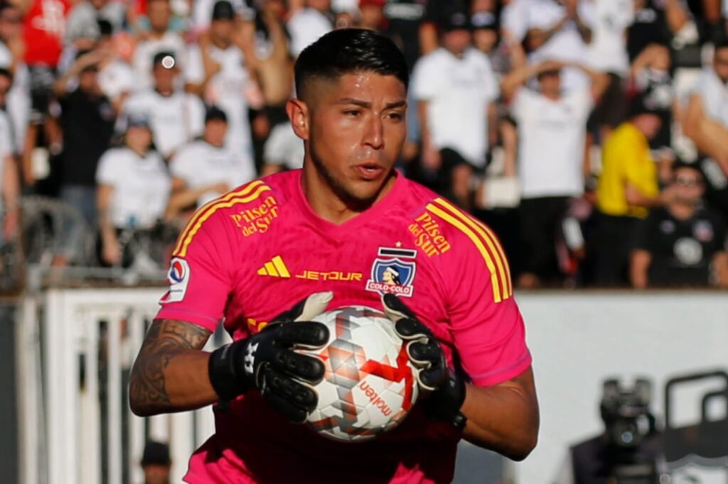 Primer plano a Brayan Cortés con la camiseta de Colo-Colo.