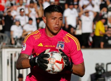 Primer plano a Brayan Cortés con la camiseta de Colo-Colo.