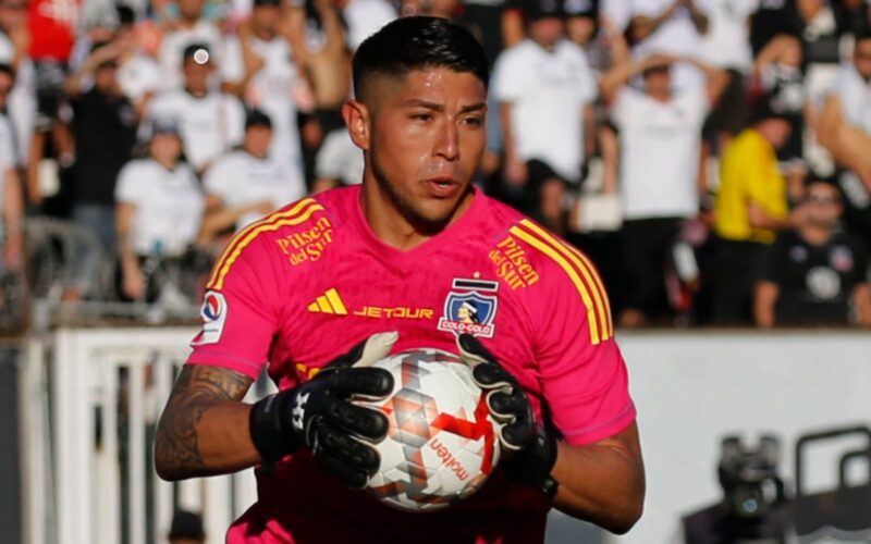 Primer plano a Brayan Cortés con la camiseta de Colo-Colo.