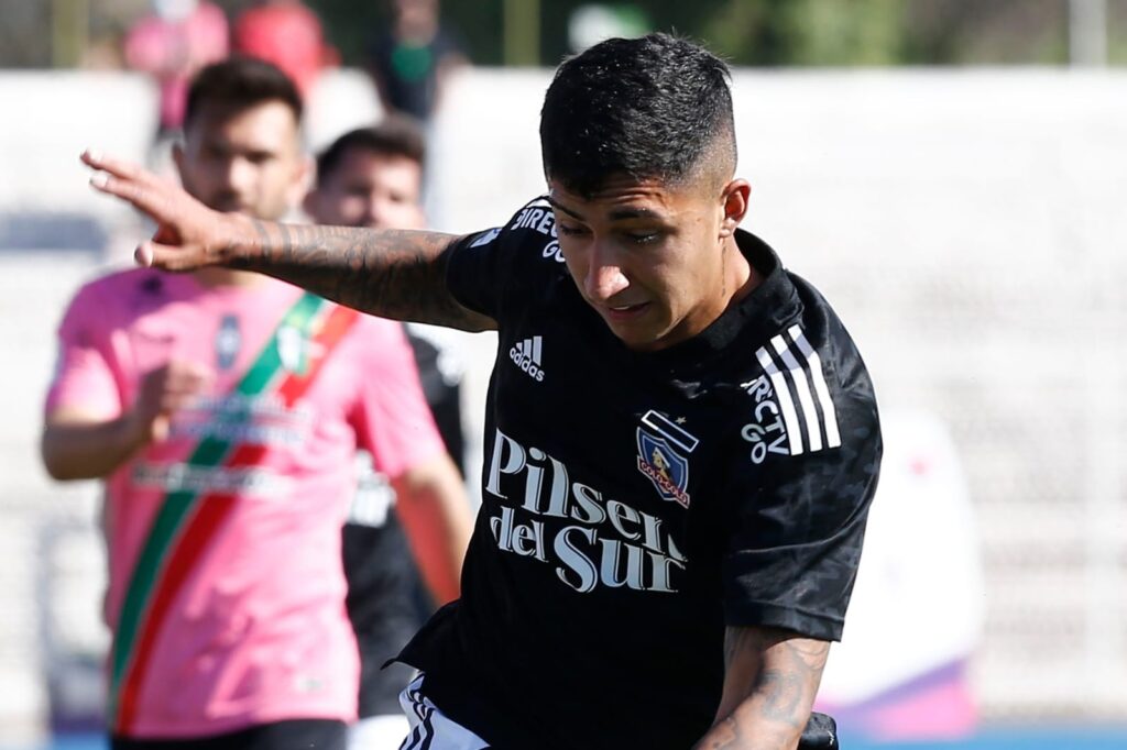 Primer plano a Bryan Soto con la camiseta de Colo-Colo.