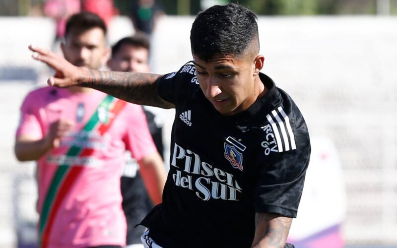 Primer plano a Bryan Soto con la camiseta de Colo-Colo.