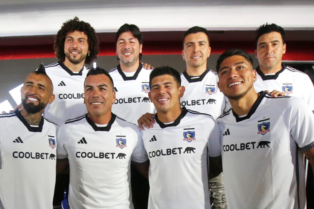 Jugadores de Colo-Colo en la presentación de la camiseta de 2024.