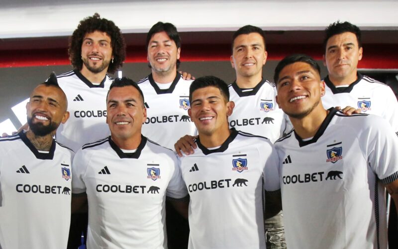 Jugadores de Colo-Colo en la presentación de la camiseta de 2024.