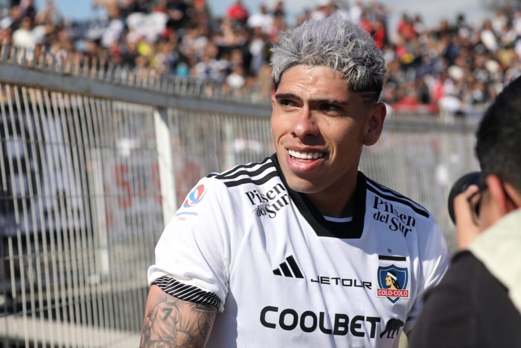 Primer plano a Carlos Palacios celebrando su gol contra Palestino.