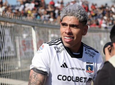 Primer plano a Carlos Palacios celebrando su gol contra Palestino.