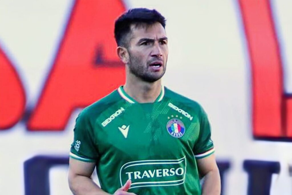 Primer plano a Carlos Villanueva con camiseta de Audax Italiano.