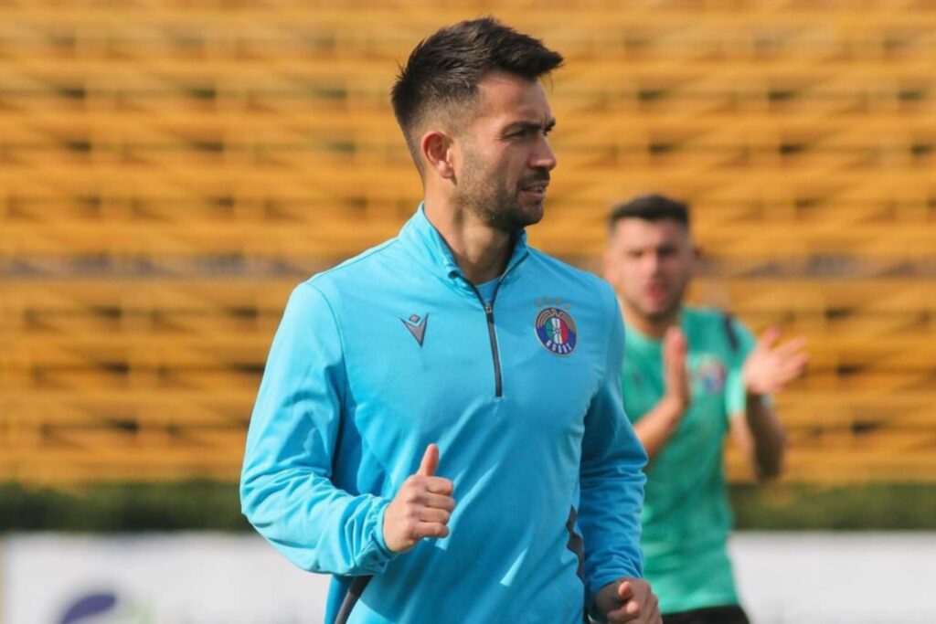 Primer plano a Carlos Villanueva calentando antes de un partido.