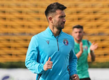 Primer plano a Carlos Villanueva calentando antes de un partido.