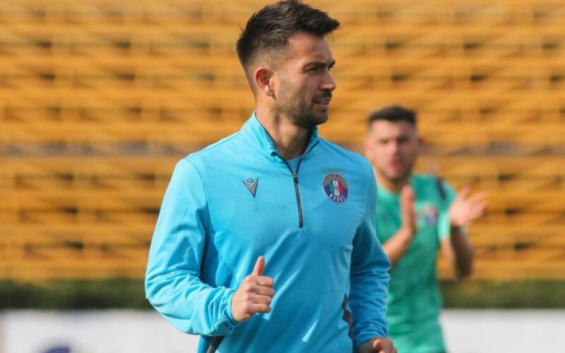 Primer plano a Carlos Villanueva calentando antes de un partido.