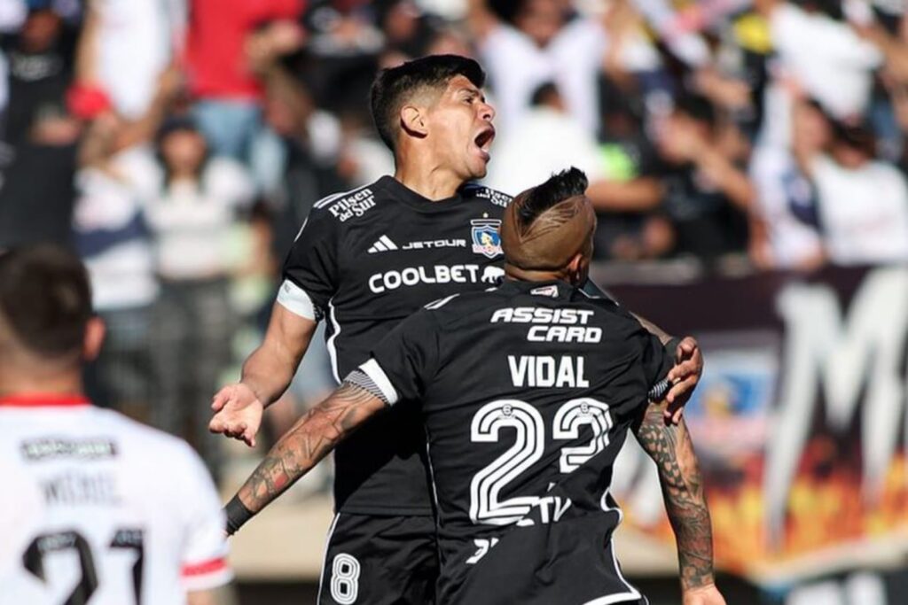 Arturo Vidal y Esteban Pavez celebrando el título.