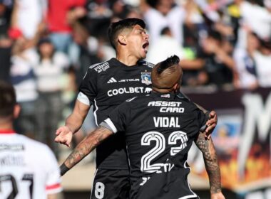 Arturo Vidal y Esteban Pavez celebrando el título.