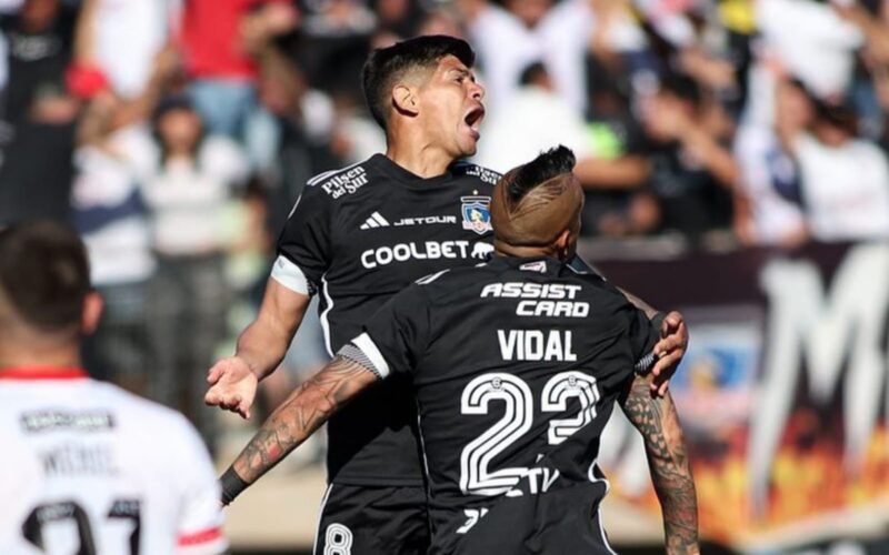 Arturo Vidal y Esteban Pavez celebrando el título.