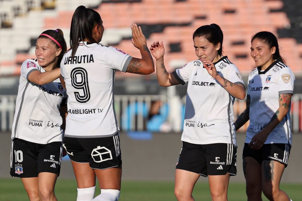 Jugadoras de Colo-Colo Femenino celebrando un gol contra Everton de Viña del Mar.