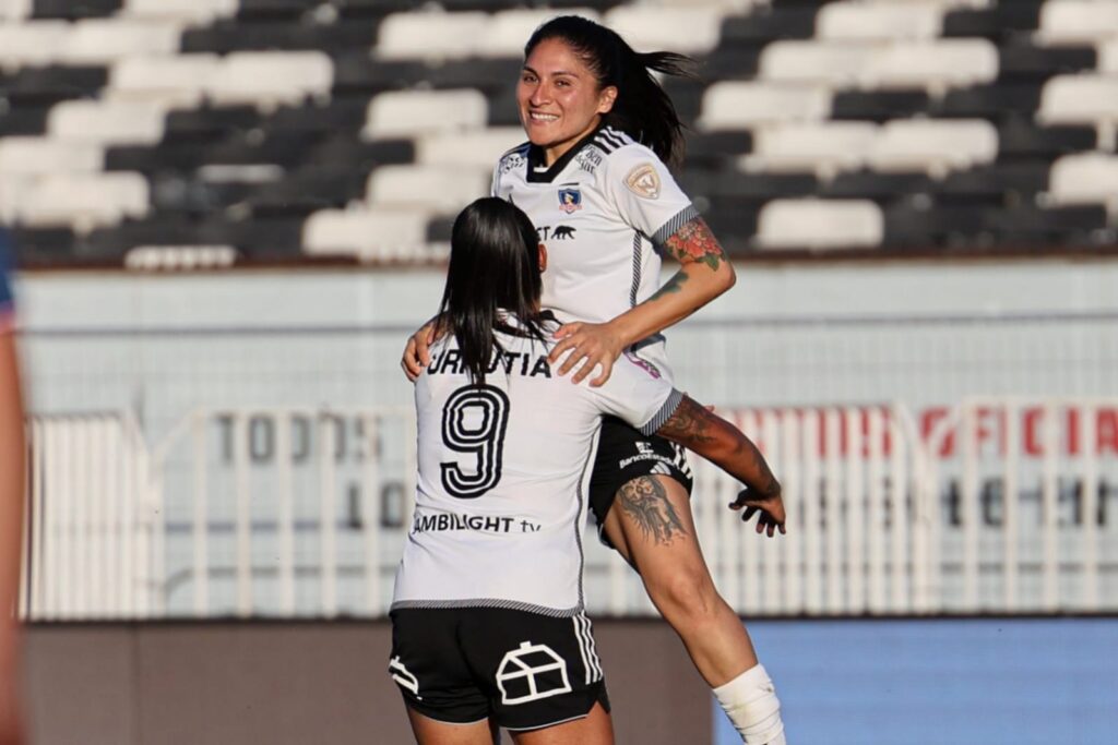 María José Urrutia y Yenny Acuña celebrando un gol con Colo-Colo Femenino.