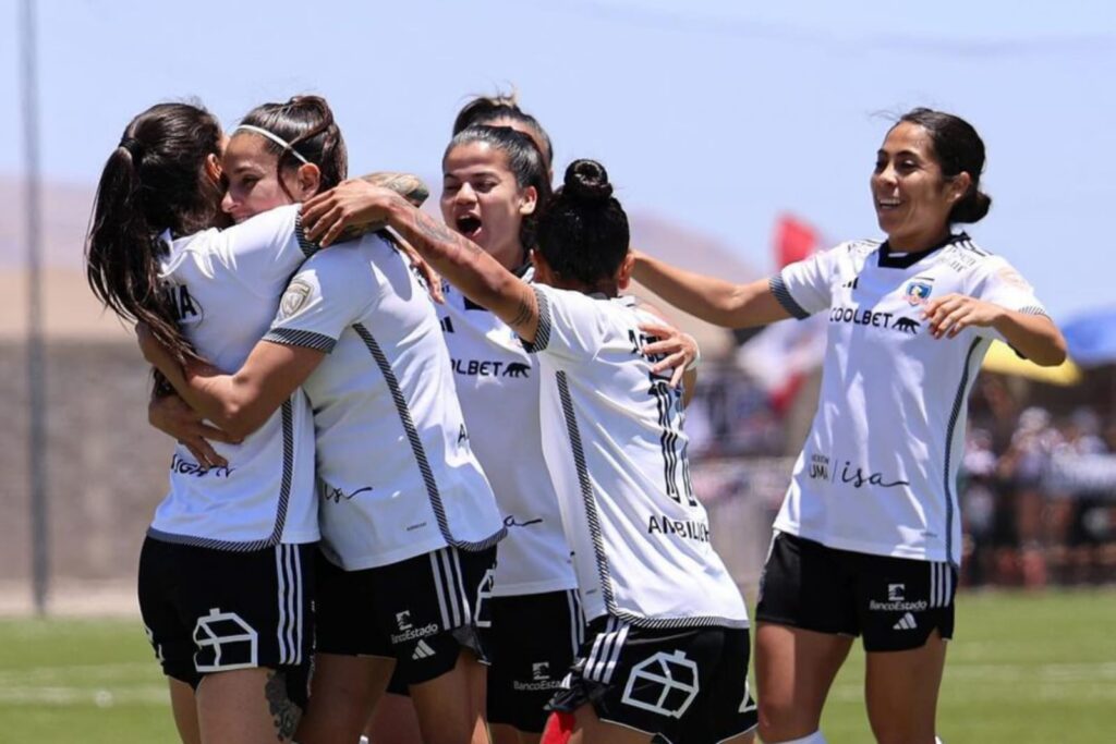 Jugadoras de Colo-Colo Femenino celebrando un gol ante Deportes Iquique.