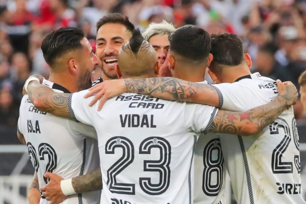 Jugadores de Colo-Colo celebrando un gol contra Deportes Iquique.