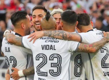 Jugadores de Colo-Colo celebrando un gol contra Deportes Iquique.