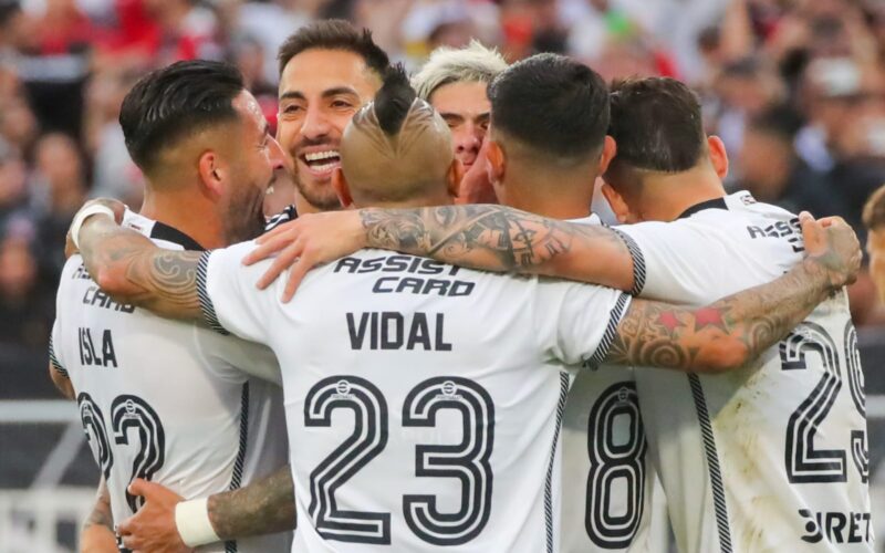 Jugadores de Colo-Colo celebrando un gol contra Deportes Iquique.