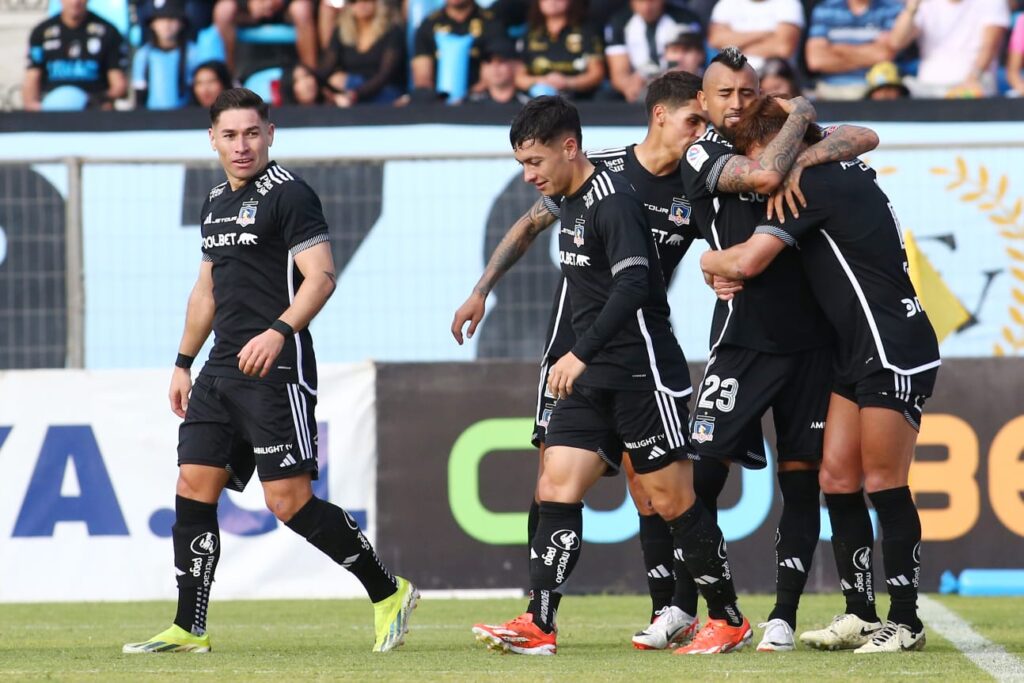 Jugadores de Colo-Colo abrazados tras anotarle a Deportes Iquique.