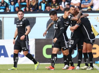 Jugadores de Colo-Colo abrazados tras anotarle a Deportes Iquique.