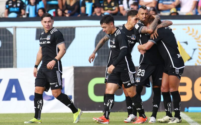 Jugadores de Colo-Colo abrazados tras anotarle a Deportes Iquique.