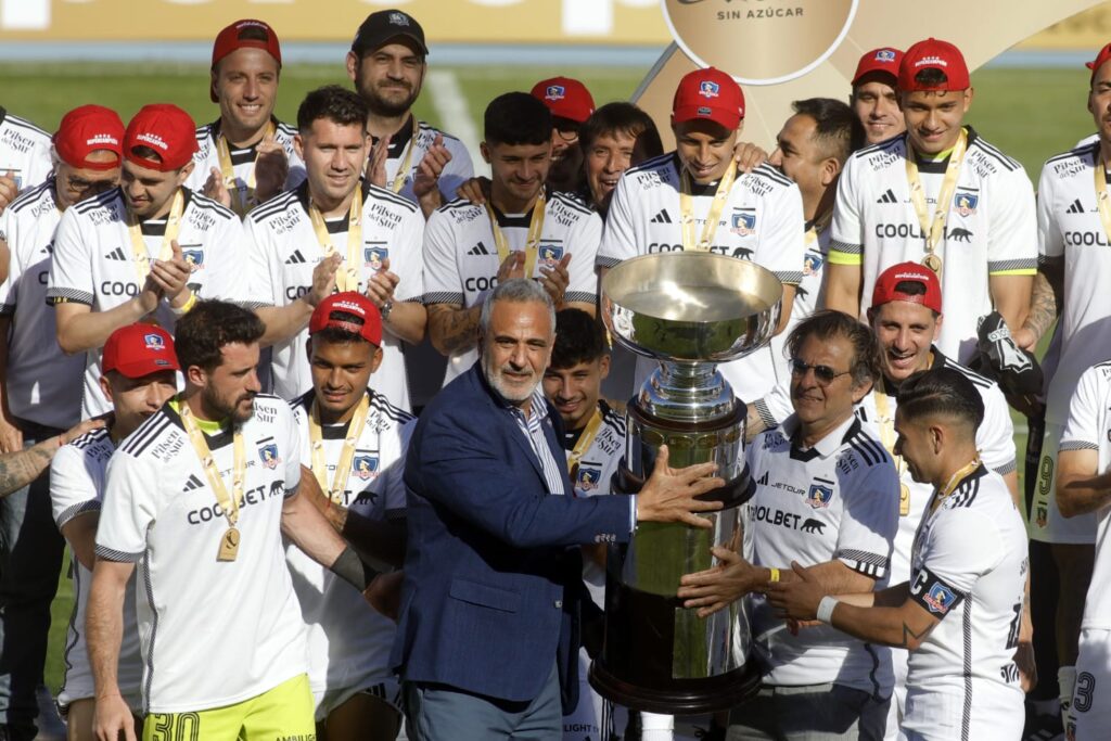 Colo-Colo celebrando la obtención de la Supercopa.