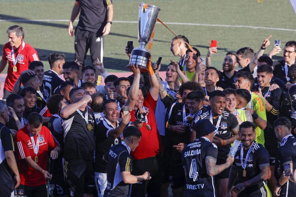 Plantel de Colo-Colo celebrando la estrella 34