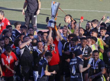 Plantel de Colo-Colo celebrando la estrella 34