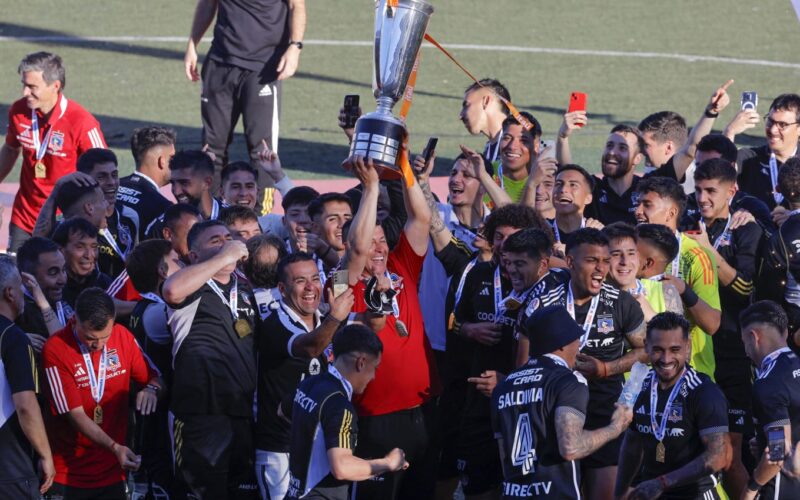 Plantel de Colo-Colo celebrando la estrella 34