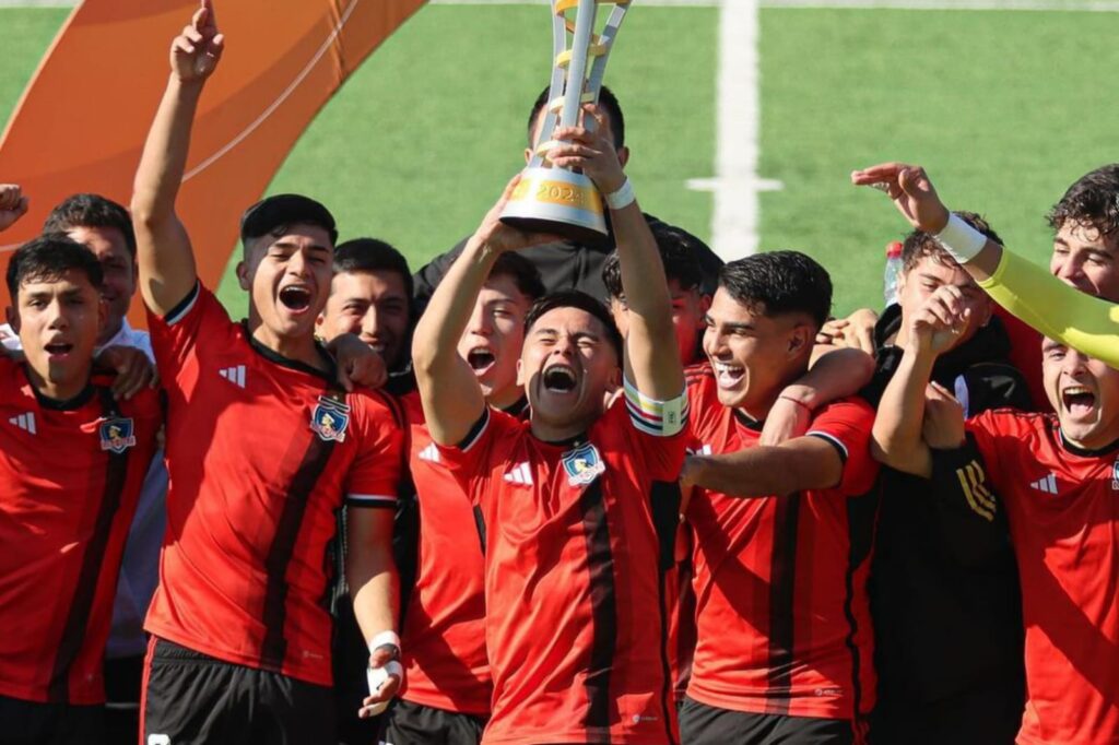 Colo-Colo Proyección celebrando la obtención de la Copa Futuro.