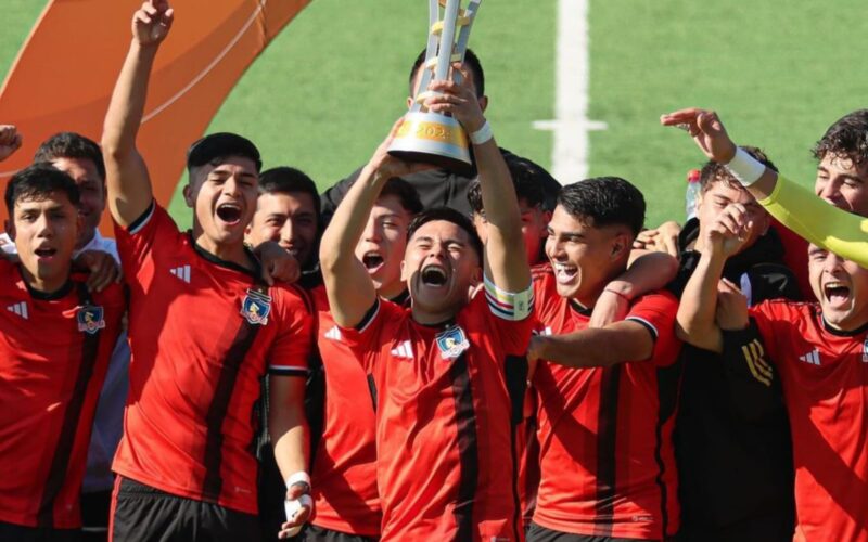 Colo-Colo Proyección celebrando la obtención de la Copa Futuro.