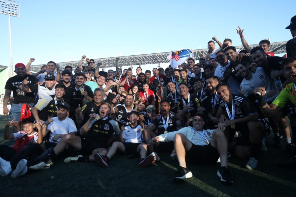 Jugadores de Colo-Colo celebrando el título 34