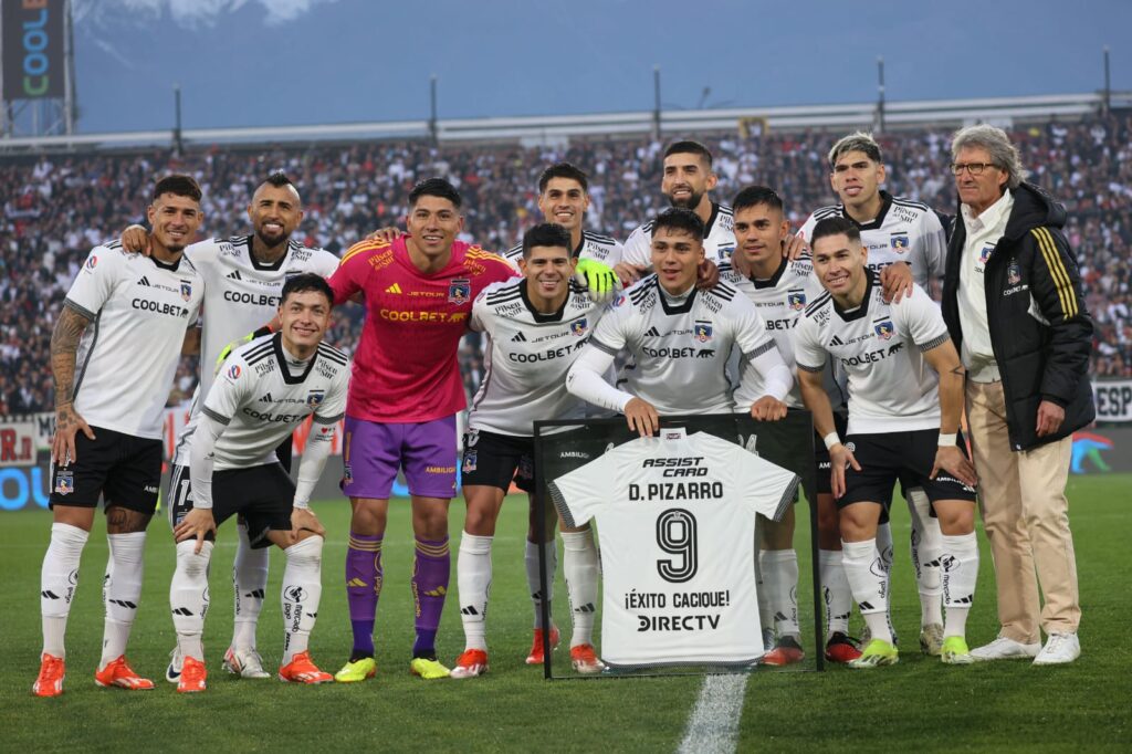 Damián Pizarro y el plantel de Colo-Colo en el partido de despedida del delantero.