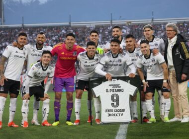 Damián Pizarro y el plantel de Colo-Colo en el partido de despedida del delantero.