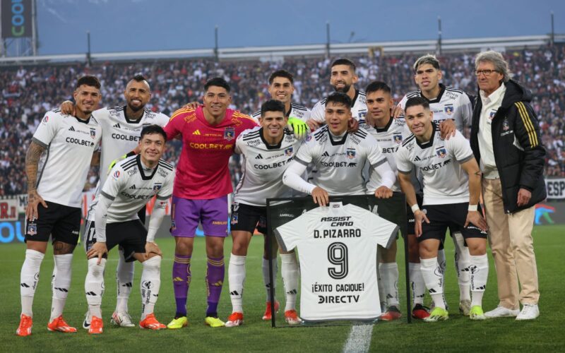 Damián Pizarro y el plantel de Colo-Colo en el partido de despedida del delantero.