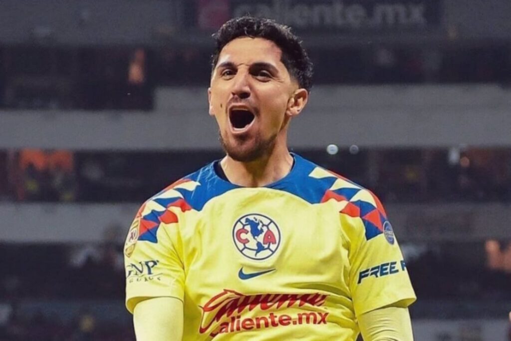 Primer plano a Diego Valdés celebrando un gol con la camiseta de América de México.