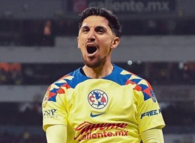 Primer plano a Diego Valdés celebrando un gol con la camiseta de América de México.