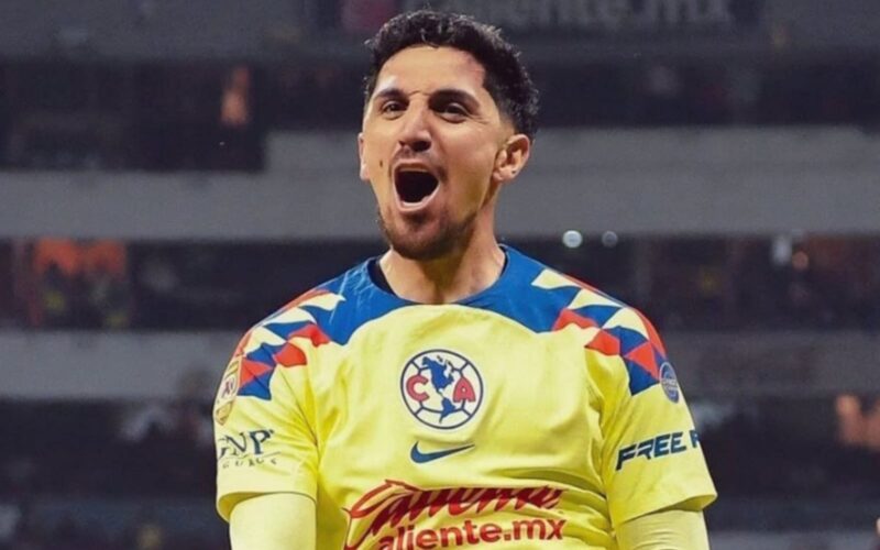 Primer plano a Diego Valdés celebrando un gol con la camiseta de América de México.