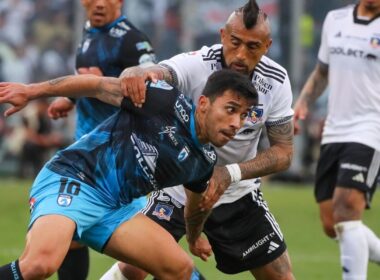 Edson Puch disputando un balón con Arturo Vidal.