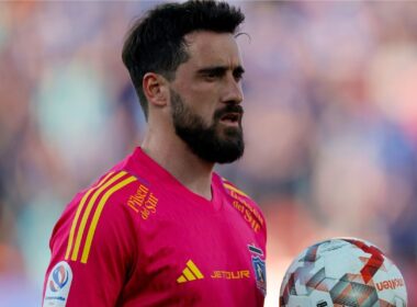 Primer plano a Fernando de Paul con la camiseta rosada de Colo-Colo.