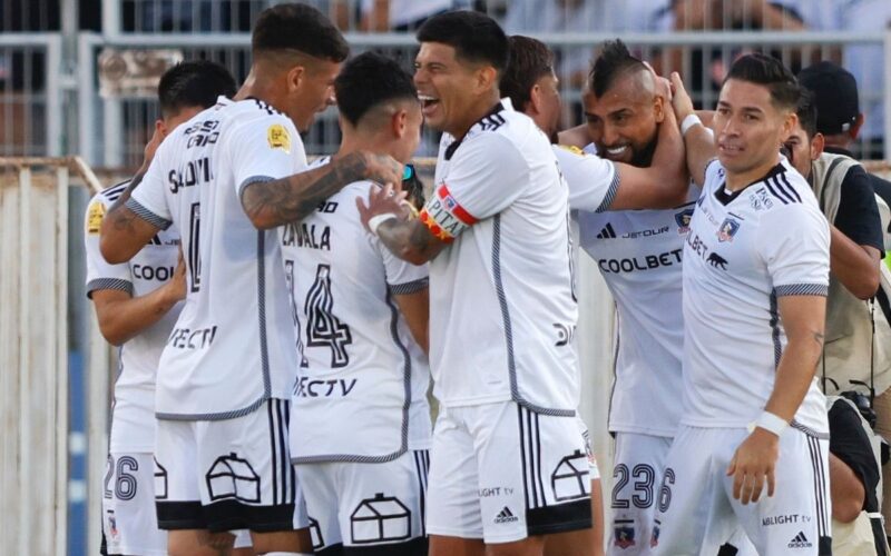 Jugadores de Colo-Colo reunidos celebrando un gol en la Supercopa frente a Huachipato.