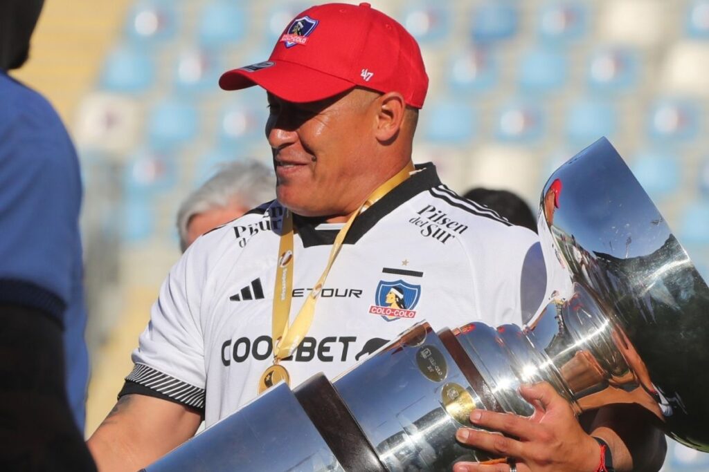 Primer plano a Jorge Almirón con camiseta de Colo-Colo celebrando la Supercopa.